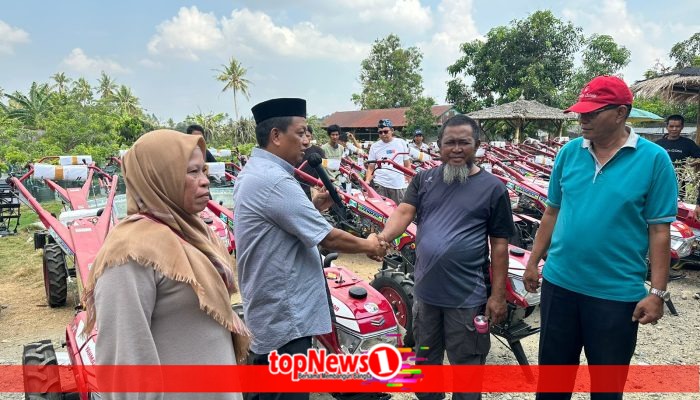 H Pilli Serahkan Bantuan Hand Traktor Sebagai Wujud Aspirasi Petani