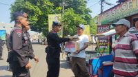 Jelang Hut Korps Brimob Polri ke-78, Brimob Sulsel Bagikan Sembako ke Tukang Becak