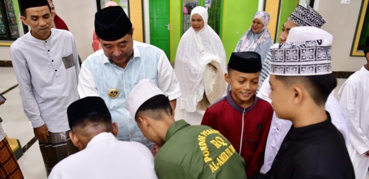 Singgah di Masjid Al Amir Fil-Jannah Bajoe, Pj Gubernur Doakan Tahfidz Yatim Sukses dan Semangat Belajar