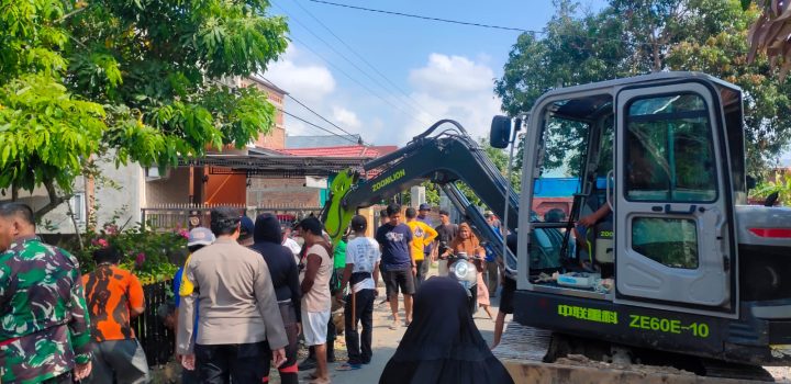Warga Benteng dan TNI-Polri Kerja Bakti Bersihkan Selokan