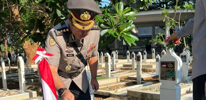 Karo SDM Polda Sulsel Ziarah dan Tabur Bunga HUT Korpri Ke-52