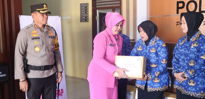 Wujud Kepedulian, Kapolres Sidrap Bersama Ketua Bhayangkari Berikan Tali Asih ke ASN
