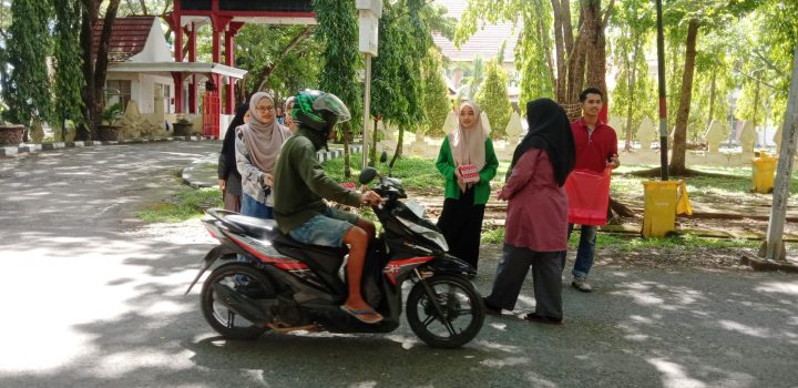 Sekertariat DPRD Bone Berbagi Berkah ke Warga Usai Shalat Jum’at