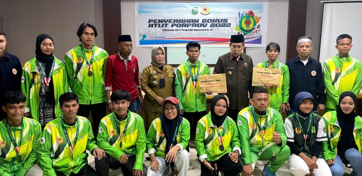 Bupati Sidrap Serahkan Bonus Atlet Peraih Medali Porprov XVII Sulsel