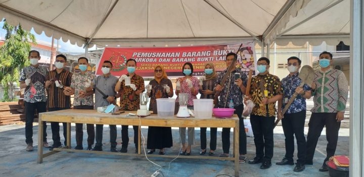 Tutup Akhir Tahun 2023, Kejaksaan Sidrap Musnahkan Narkoba dan Perkara Krimum