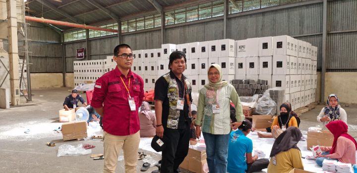 Bersama Bawaslu, Polres Sidrap Lakukan Pengamanan Pelipatan Surat Suara Pemilu 2024