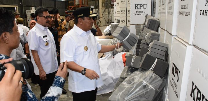 Pastikan Kesiapan Pemilu, Pj. Gubernur Sulsel Kunjungi Gudang Logistik KPU Sidrap