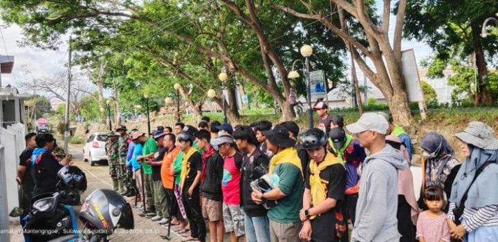 Peduli Lingkungan, KPA Repala Sidrap Kolaborasi Warga dan Pemerintah Keruk Sampah di Sungai