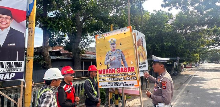 Tekan Angka Kecelakaan, Sat Lantas Polres Sidrap Pasang Spanduk di Tepi Jalan