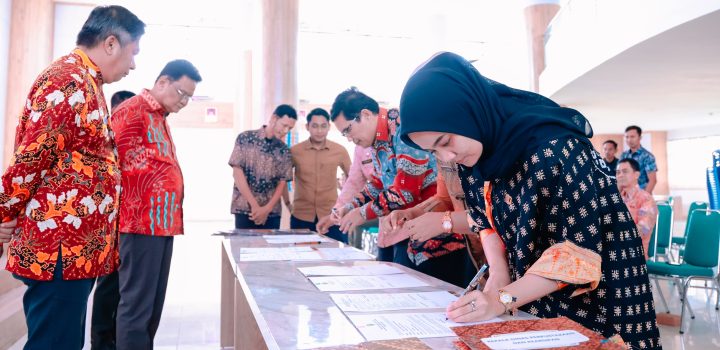 Penandatanganan Perjanjian Kinerja Tahun 2024, Bupati Barru Ingin OPD Tingkatkan Kualitas Kerja