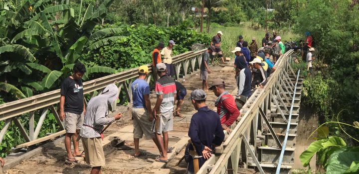 Pemdes dan Masyarakat Betao Riase Gotong Royong Perbaikan Jembatan Salo Labaje