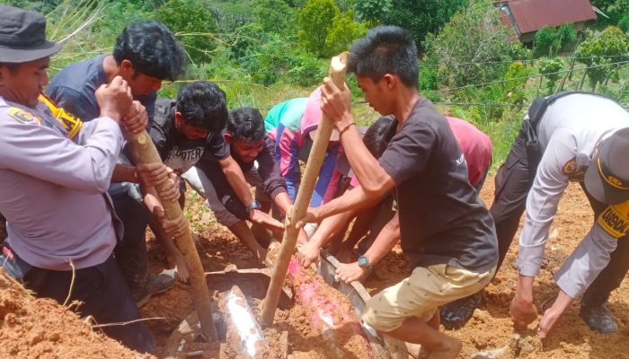Personel Polri Terus Lakukan Evakuasi Korban Longsor di Luwu 