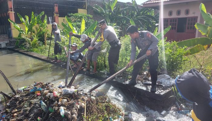 Wakapolres Sidrap Terjun Langsung Bersama Warga Bersihkan Drainase