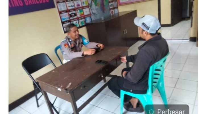 Kanit Propam Polsek Barebbo Aiptu Muh Syahid Berikan Pelayanan ke Warga 