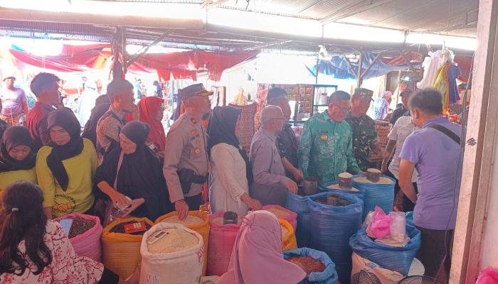 Jelang Ramadhan 1445 H, Wakapolres Sidrap Dampingi Pj. Bupati Cek Harga Sembako