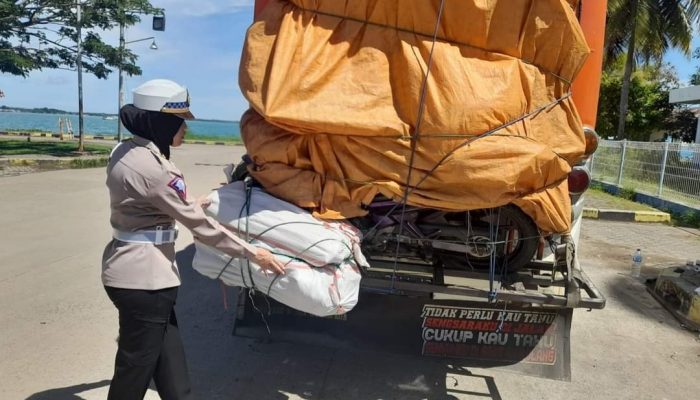 Pastikan Laik Jalan, Satlantas Polres Bone Cek Kendaraan di Pelabuhan Bajoe