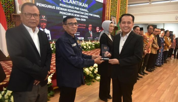 Pj Gubernur Sumsel Terima Penghargaan Birokrat Peduli Pers