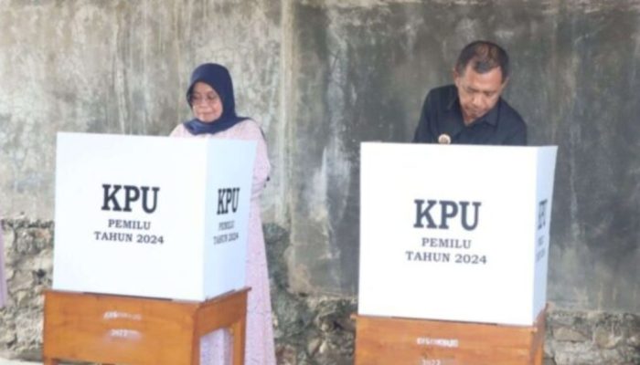 Tunjukkan Keteladanan, Pj Walikota Parepare bersama Ibunya Salurkan Hak Pilih