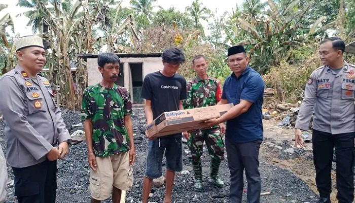 Polsek Bengo Berikan Pendampingan dan Penyerahan Bantuan Korban Kebakaran