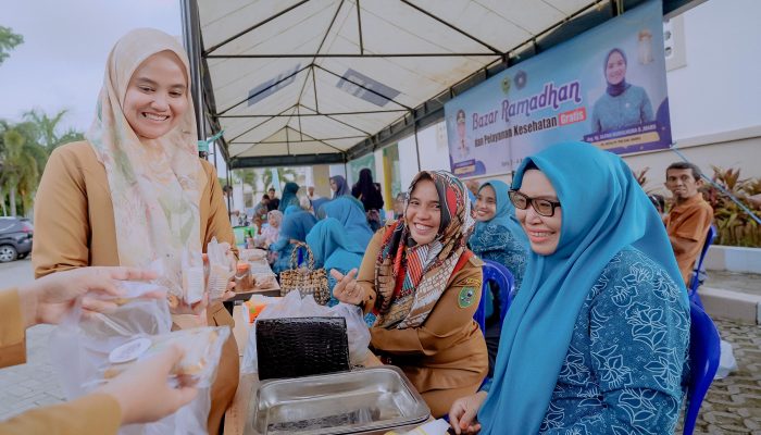 Disambut Antusias Warga, Plt Ketua TP PKK Barru Buka Bazar Ramadhan dan Pemeriksaan Kesehatan Gratis