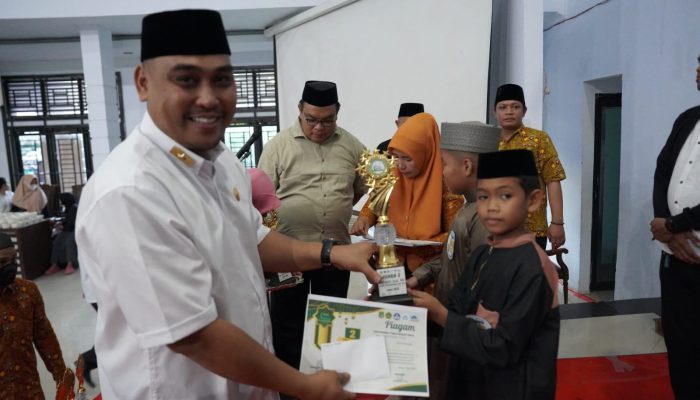 Pj Sekda Sidrap Serahkan Hadiah ke Pemenang Gema Ramadan