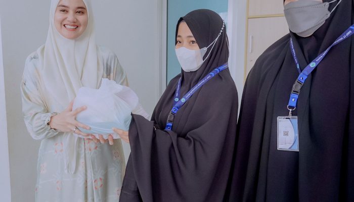 Plt Ketua TP PKK Barru Bagikan Paket Sembako di Sekolah Wahdah Islamiyah