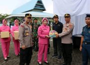 Pantau Pos PAM Idul Fitri, Kapolres dan Bhayangkari Cabang Bone Berikan Bingkisan ke Personil 