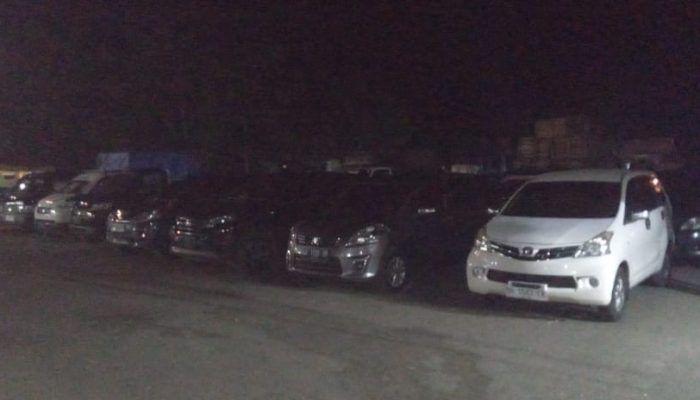 Gunakan KMP Balibo, Puluhan Unit Kendaraan Pemudik Siap Diseberangkan dari Pelabuhan Pamatata
