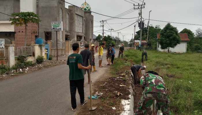 Peran Aktif TNI, Aparat Desa dan Warga di Panca Lautang Sidrap Bersihkan Lingkungan 