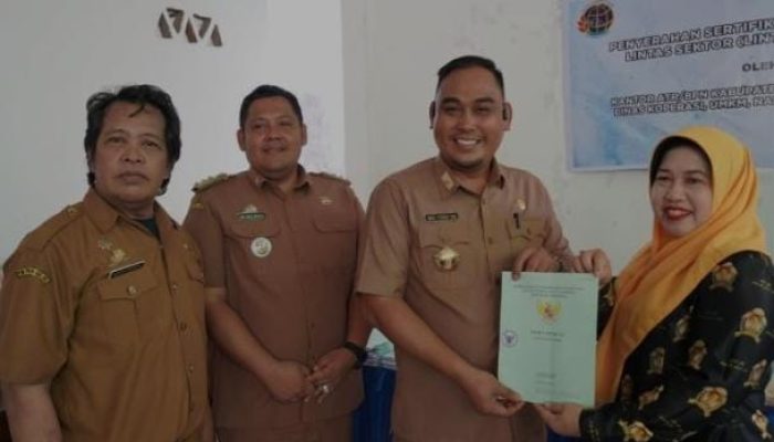 Pj Sekda Sidrap Serahkan 126 Sertifikat Hak Milik Program Lintas Sektor UMKM di Kelurahan Lakessi