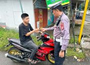 Jaga Keselamatan, Satlantas Polres Bone Beri Teguran Pengendara Tak Pakai Helm