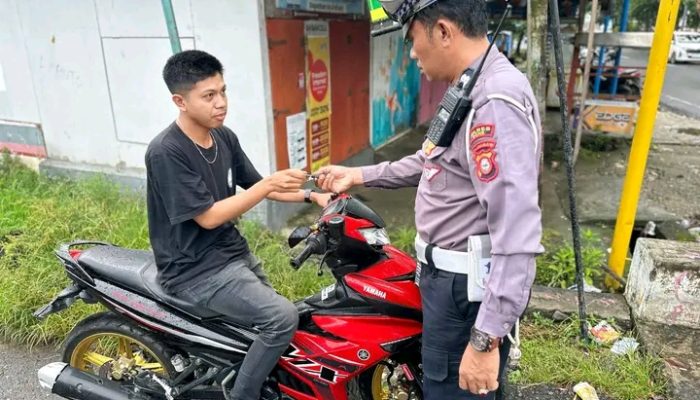 Jaga Keselamatan, Satlantas Polres Bone Beri Teguran Pengendara Tak Pakai Helm
