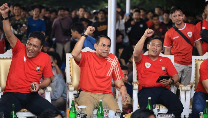 Kapolda Sulsel Nobar Timnas U23 Bersama Warga