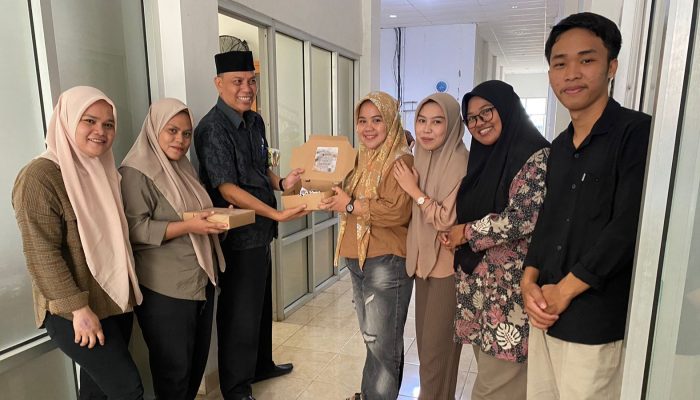 Anggota dan Staf Ucapkan Selamat Ulang Tahun ke Kabag Persidangan dan Perundang-Undangan DPRD Bone