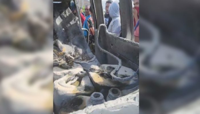 Mobil Pengakut 17 Jeregen Pertalite di Sidrap Terbakar, Sopir Melarikan Diri