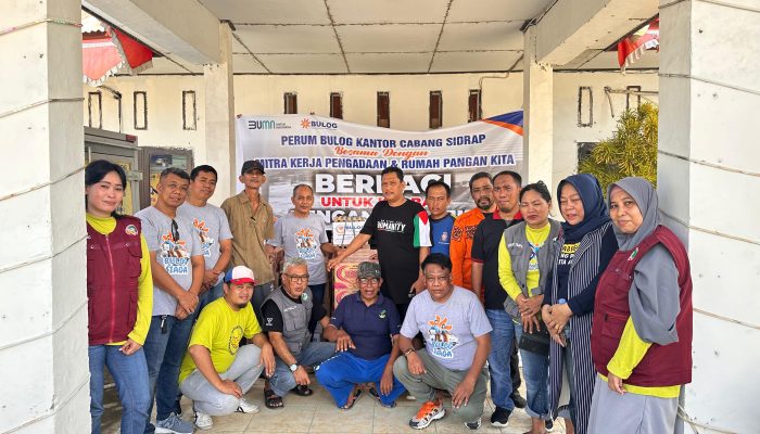 Peduli Sesama, Bulog Sidrap Serahkan Bantuan ke Korban Banjir