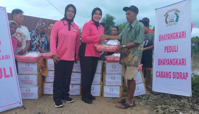 Aksi Nyata Bhayangkari Sidrap, Ringankan Beban Korban Banjir