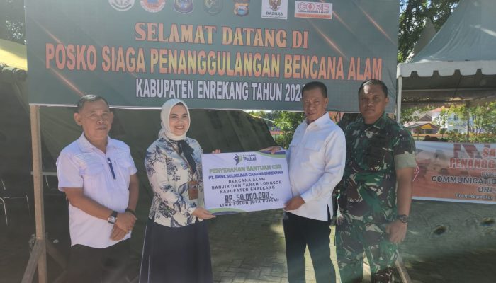 PT Bank Sulselbar Cabang Enrekang Serahkan CSR Rp50 Juta ke Korban Banjir 