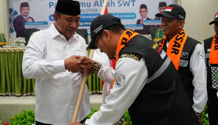 Lepas Kloter 1 Jemaah Haji Embarkasi Makassar, Pj Gubernur: Luruskan Niat Hanya untuk Beribadah