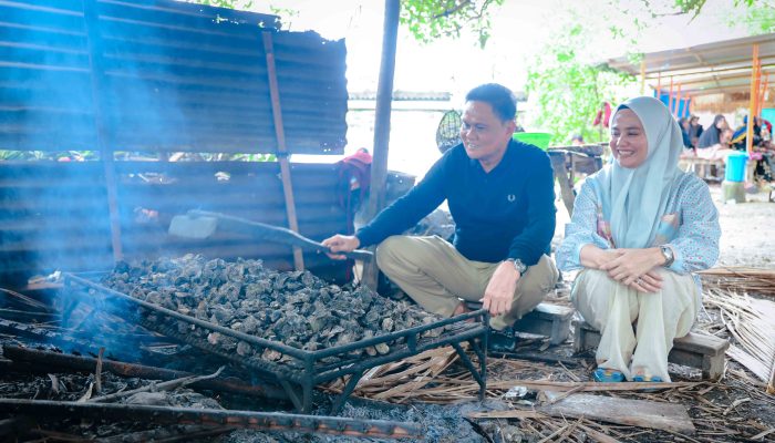 Bupati Barru Manfaatkan Waktu Libur, Berkunjung dan Menikmati Kuliner ‘Tiram Bakar’