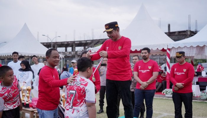 Agus Salim Menutup Turnamen Sepakbola Kajati Sulsel Cup I di Kota Malili Luwu Timur
