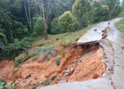 Jalan Poros Asaan-Bulo Desa Kadingeh Enrekang Longsor Akibat Hujan Deras