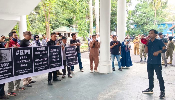 Jurnalis di Pinrang Gelar Unjuk Rasa di Depan Kantor DPRD, Ini Tuntutannya