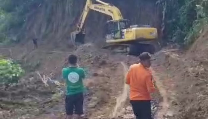 Pemkab Sidrap Turunkan Tiga Unit Alat Berat Bersihkan Material Longsor