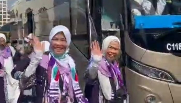Gunakan Baju Khas Warna Ungu, Jamaah Haji Reguler KBIHU Annur Sidrap Tiba di Madinah