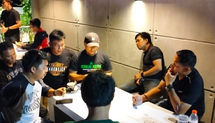 Bina Kebersamaan, Kapolres AKBP Erwinsyah Ajak Main Gaple Pengurus PWI Pinrang dan Sidrap