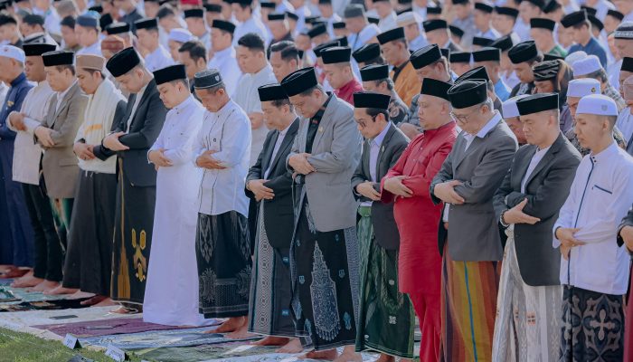 Pererat Silahturahmi, Bupati Barru dan Keluarga Shalat Ied di Lapangan Sumpang Binangae