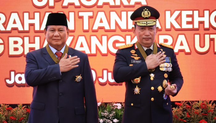 Menhan Prabowo Subianto Terima Penghargaan Tanda Kehormatan Bintang Bhayangkara Utama Polri