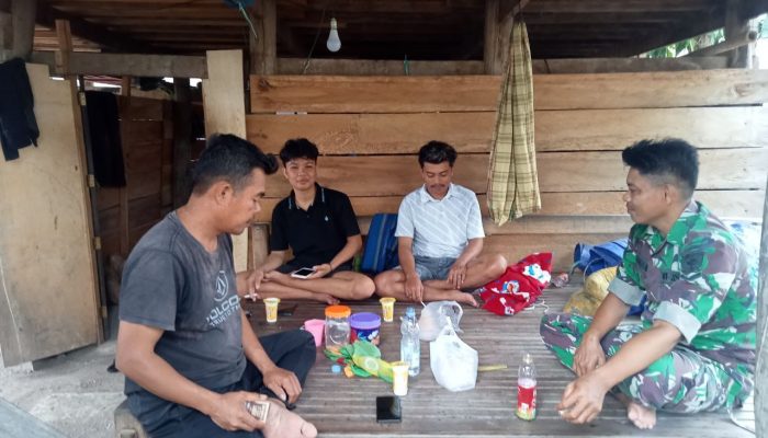 Bina Keakraban, Babinsa Koramil Panca Lautang Sidrap Silaturahmi dengan Warga