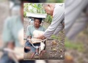 Kanit Binmas Polsek Barebbo Aiptu Muh Anas Berikan Snack kepada Warga Kurang Mampu 
